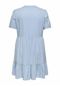 Šviesiai mėlyna trumpomis rankovėmis suknelė su susmulkinta liemens dalimi ir raukšlėtu apvadu, rodoma iš nugaros ant balto fono.