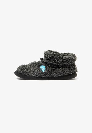 Pantufla única gris oscuro difusa con suela negra y logo azul en el lateral, diseñada para comodidad y calidez en interiores.