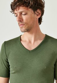 Damart COL V MANCHES COURTES THERMOLACTYL - Camiseta interior - kaki