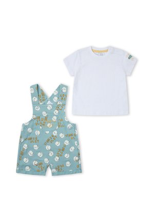 Camiseta blanca de manga corta para niños pequeños combinada con peto corto azul-verde con un estampado de béisbol y "Time to Play".