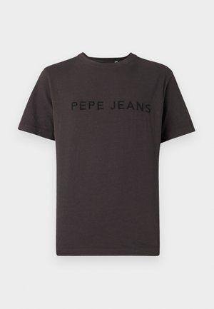 Tumehall puuvillane lühikeste varrukatega t-särk, millel on ümarsääreline kaelus. Esiküljel on musta värviga reljeefiga kiri "PEPE JEANS".