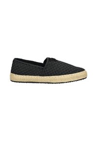 Zapato negro de lona tipo slip-on con punta redondeada, que presenta un material superior texturizado, una entresuela de yute y una suela de goma para mayor tracción.