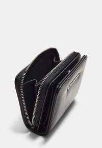 Čierna peňaženka s viacerými priehradkami, mäkká kožená textúra, strieborný kovový zips a elegantný dizajn. Obsahuje vnútorné priehradky na karty.