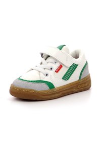 Zapatilla blanca con acentos en verde y gris, tira de Velcro, suela de goma y forro textil, que presenta un logo de la marca en el lateral.
