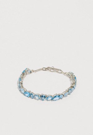 Sudraba rokassprādze ar dažādiem zilajiem dārgakmeņiem ūdens piliena un ovālas formas veidā, izceļot pulētu apdari un drošu aizdari.