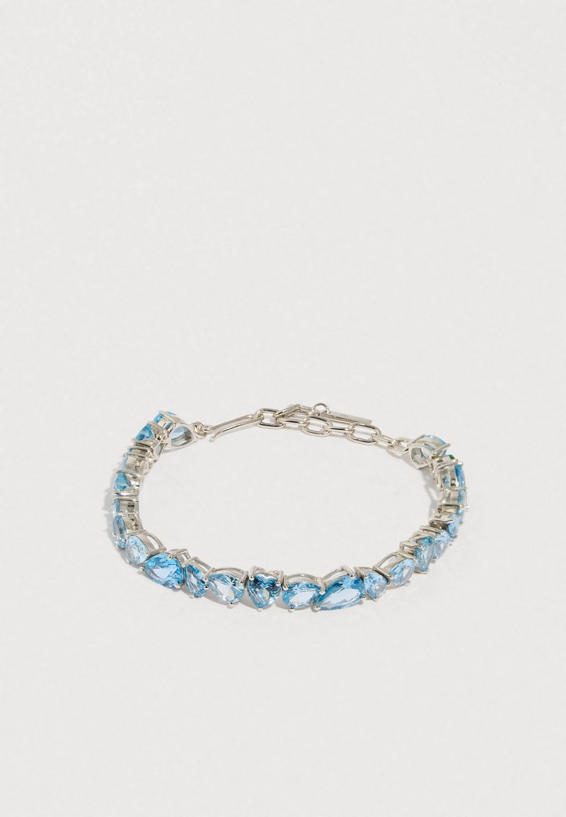 Bracelete de prata com várias pedras preciosas azuis em formas de lágrima e oval, apresentando um acabamento polido e fecho seguro.