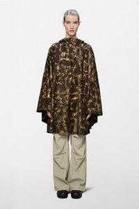 Καφέ και χρυσό πόλο με σχεδιασμό tie-dye και κουκούλα, με χαλαρή γραμμή, σε συνδυασμό με ευρύχωρο μπεζ παντελόνι. Απλό ύφασμα με υφή.