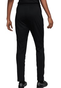 Pantaloni sportivi neri con vestibilità aderente, cintura elastica e tasche laterali. Realizzati in un tessuto leggero e morbido per il massimo comfort.