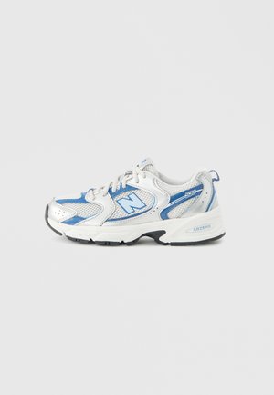 Zapatilla New Balance 530 blanca y azul con parte superior de malla y cuero, suela acolchada ABZORB y cierre de cordones, mostrada de perfil.