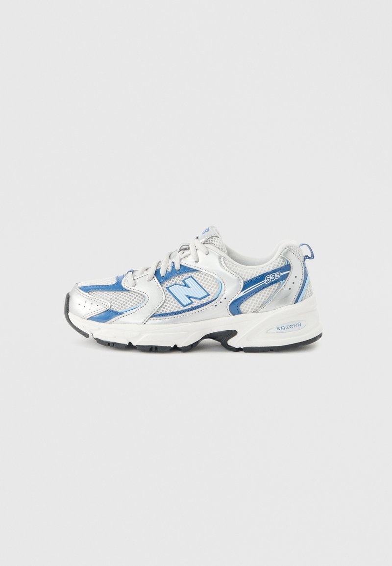 Λευκό και μπλε παπούτσι New Balance 530 με πλέγμα και δερμάτινο επάνω μέρος, ενδιάμεση σόλα με τεχνολογία ABZORB και κλείσιμο με κορδόνια, απεικονίζεται σε πλάγια όψη.