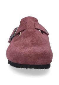 Bordeaux lederen instapschoen met twee verstelbare banden, gestructureerde bovenkant en een zwarte rubberen zool. De vooraanzicht benadrukt het ontwerp en het materiaal.