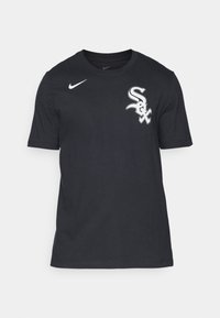 Camiseta de algodón negra de manga corta, con un logo blanco de "Sox" y el swoosh de Nike en el lado izquierdo del pecho. Diseño clásico de cuello redondo.