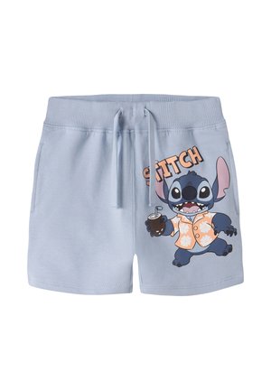 Lyseblå shorts med snørelukning i taljen med en tegneserie Stitch iført en blomster skjorte og holdende en drink på højre ben.