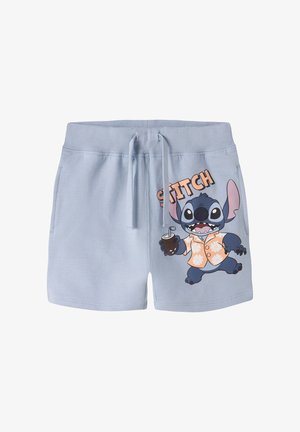 Jasnoniebieskie szorty ze ściągaczem w talii, z nadrukiem kreskówkowego Stitche’a w kwiecistej koszuli, trzymającego napój na prawej nodze.