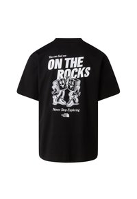 Černé tričko s kreslenými kostkami ledu tancujícími, text "Najdeš mě na skále," a "Nikdy nepřestávej objevovat" s logem The North Face.