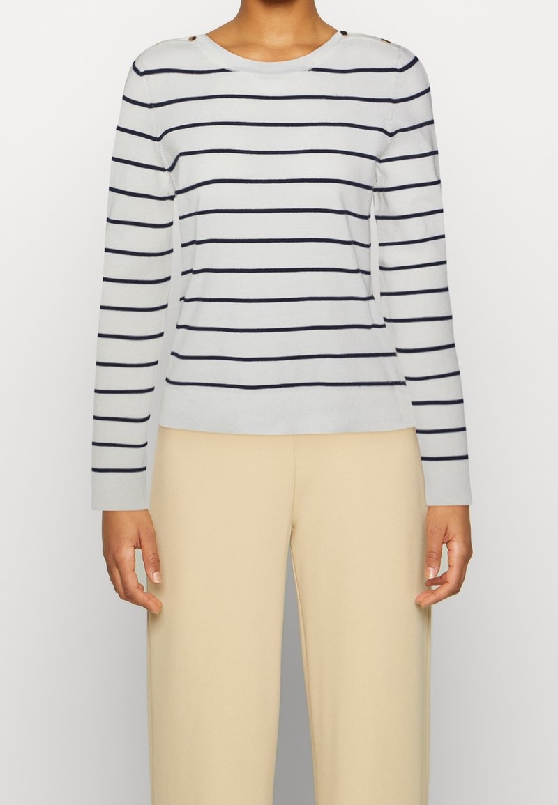 Randig långärmad tröja i ljusgrått och marinblått. Har en rund halsringning och knappr detaljer på axlarna. Mjuk textur, avslappnad passform.