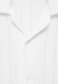 Witte button-up shirt gemaakt van textuur gebreide stof met een open kraag, met verticale strepen en een enkele zichtbare knop.