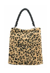 Sac fourre-tout à imprimé léopard avec une surface texturée et pelucheuse ; anse tressée noire ; poche avant pour un espace de rangement supplémentaire ; palette de couleurs beige et noire.