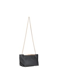 Borsa a tracolla in pelle nera con superficie texturizzata, tracolla in catena dorata e barra metallica accentuata sulla parte superiore. Design a pieghe delicato alla base.