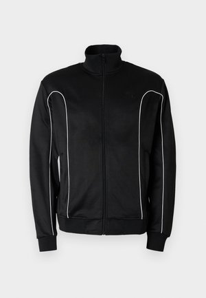 Jachetă de trening neagră cu fermoar și guler ridicat, cu dungi albe de-a lungul mânecilor și manșete rib. Fabricată dintr-un material moale și elastic.