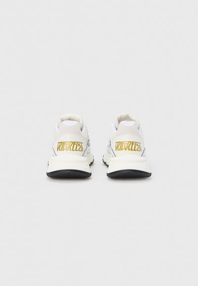 Baltos sportinės krepšinio bateliai su tekstūruotu paviršiumi, minkštu apykakliu ir juodu guminio padais. Aukso spalvos logotipo detalė ant kulno.