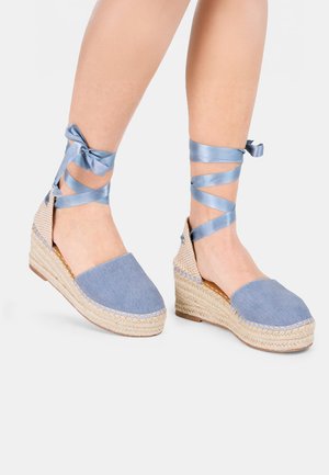 Bata Šnurovacia obuv na vysokom opätku - blu