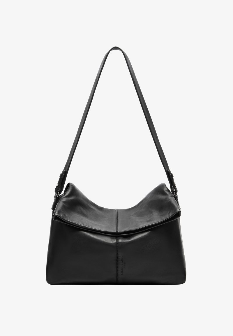 Bolso de mano de cuero negro con un diseño flexible, cierre plano y una sola correa larga. Textura suave con detalles de hardware mínimos.