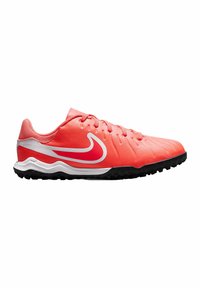 Scarpe da calcio Nike con una tomaia sintetica di un vivace corallo, cuciture bianche e una suola nera texturizzata. Presenta un logo bianco prominente.