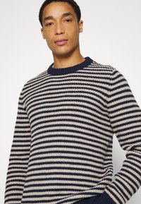 Selected Homme SLHDAVIS CREW NECK  - Camisola - navy blazer/cloud dancer