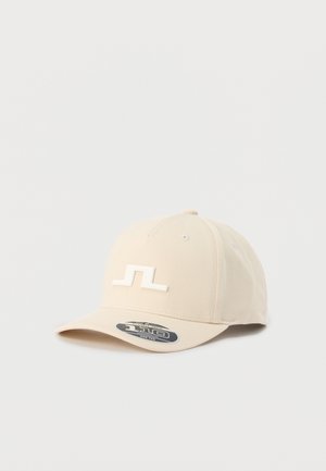 Beige Baseballkappe mit gebogenem Schirm, vorne mit einem weißen 3D-geometrischen Logo und einem schwarzen Größenschild auf dem Schirm.