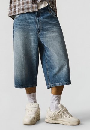 Bershka SUPER  BAGGY - BERMUDA  - Kratke hlače iz džinsa - light blue