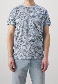 Short-sleeve t-shirt in light blue, featuring a dark blue leaf pattern. Round neckline, cotton material, relaxed fit, and no visible logos.