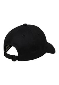 Čierna baseballová čiapka s zakriveným okrajom, textúra tkaniny, nastaviteľný popruh vzadu a ventilačné otvory na korune.
