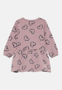 Vestido rosa de mangas longas com um padrão de corações florais por toda a parte, corpete justo e saia larga com punhos elásticos.