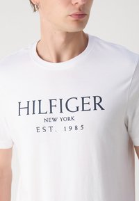 Tommy Hilfiger TEE - T-shirt con stampa - white