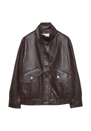 Giacca di pelle marrone con colletto alto, due grandi tasche frontali, elementi a bottone a pressione e vita elasticizzata. Finitura opaca e testurizzata.