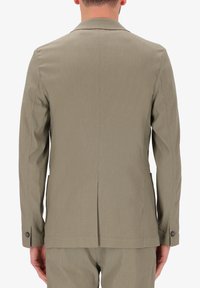 Blazer khaki con un design strutturato, tessuto testurizzato, uno spacco sul retro e due bottoni di chiusura sulle maniche.