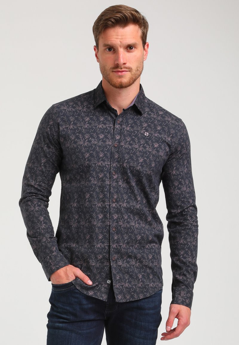 Camicia a maniche lunghe con bottoni in blu scuro con un motivo floreale sottile, realizzata in tessuto intrecciato con una texture liscia e una vestibilità su misura.