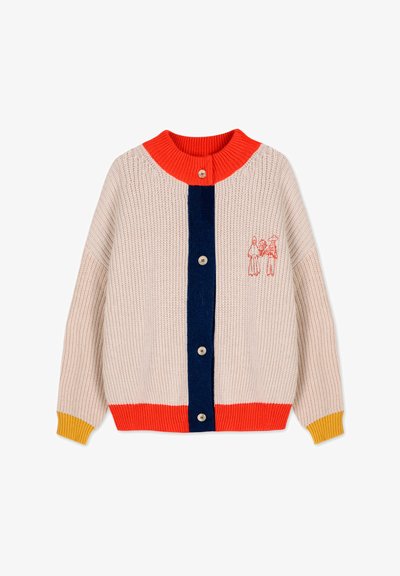 Stickad cardigan med en texturerad beige kropp, kontrasterande orange krage och manschetter, marinblå knappslå och broderade figurer på bröstet.