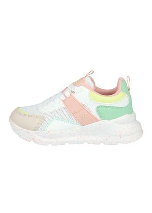 Zapatillas con una parte superior de malla blanca, detalles en rosa y verde, y una suela blanca moteada. Presentan un collar acolchado y un cierre de cordones en la parte delantera.