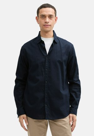 Dunkelblaues Button-up Hemd mit einem Kentkragen, langen Ärmeln und einer glatten Textur. Hergestellt aus leichtem Stoff mit einer lockeren Passform.