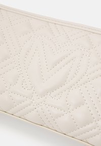 Love Moschino QUILTED BAG - Τσάντα χειρός - avorio