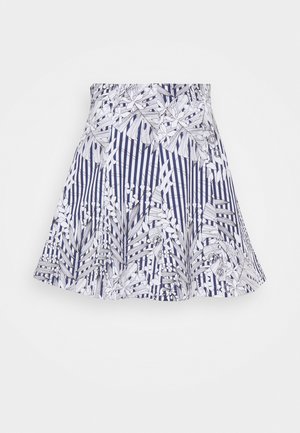 Jupe évasée avec des rayures verticales bleu marine et blanches et un motif floral et feuillu blanc complexe.