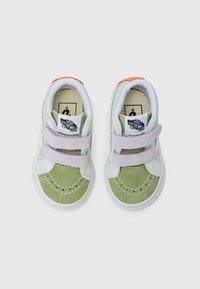 Baskets en suede vert et bleu clair avec deux bandes Velcro, semelles en caoutchouc blanc et détails cousus. La vue de dessus met en valeur le design et les couleurs.