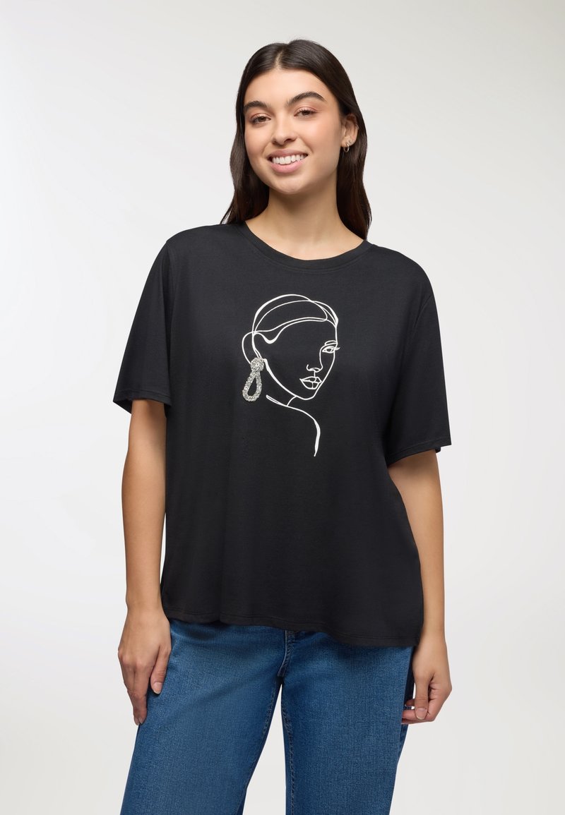 Czarny T-shirt z białym rysunkiem twarzy w linii. Koszulka ma krótkie rękawy i luźny krój, wykonana z miękkiego, lekkiego materiału.