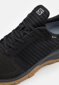 Salomon OUTBOUND PRISM GTX - Sapatos de caminhada - black