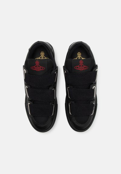 Sorte sneakers med tre tykke Velcro-stropper, mesh- og lædermaterialer, gummisåler, med røde og gyldne logoer på tungerne.