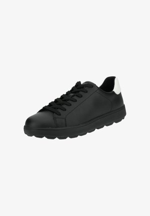 Černé kožené sneakers s texturovaným povrchem, kulatou špičkou, černými tkaničkami a bílým akcentem na patě. Flexibilní gumová podrážka s dezénem.