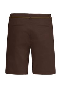 Shorts marron foncé longueur genoux avec deux poches passepoilées à l'arrière et une ceinture fine tan insérée dans les passants de ceinture.