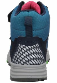 Zapato de senderismo azul y marino con panel de malla, suela gris y forro rosa. Cuenta con una lengüeta acolchada y un bucle en el talón para facilitar el uso.